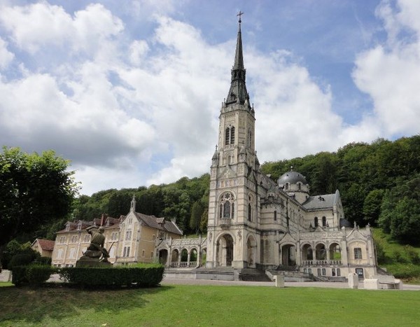 Basilique Sainte-Jeanne-d'Arc (ou Basilique du Bois-Chenu)