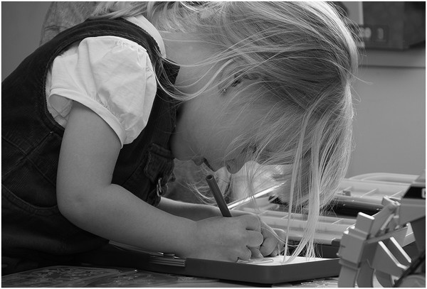 Enfant en noir et blanc