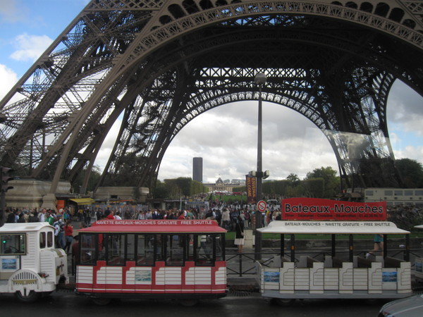  Paris - Au pied de la tour Eiffel