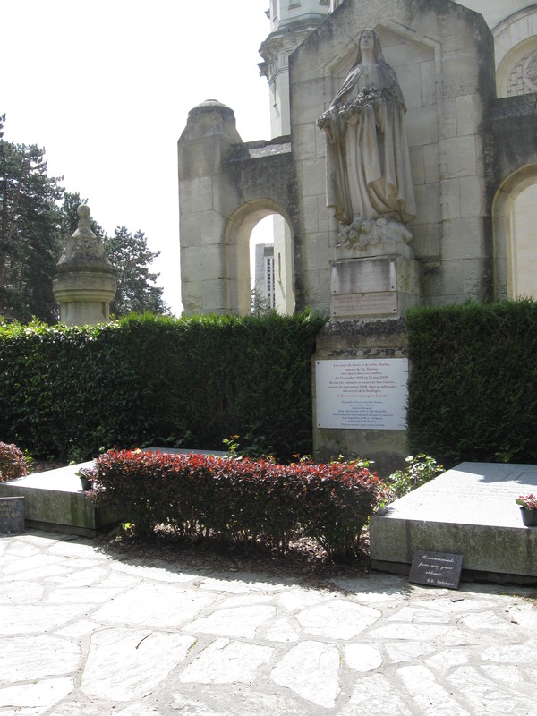 La Basilique -Tombeaux de Louis et Zélie Martin