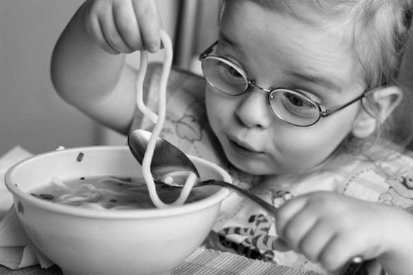 Enfant en noir et blanc