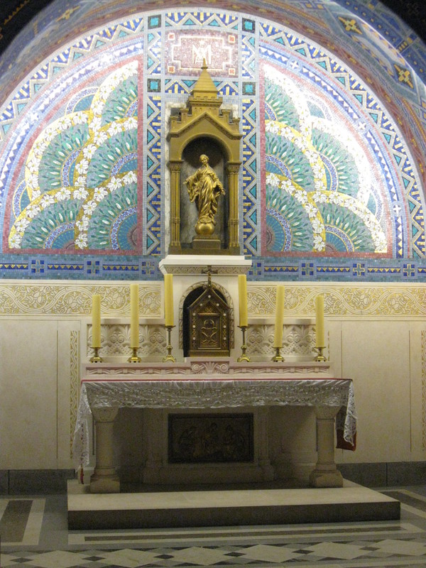 Lisieux - La Basilique Ste Thérèse - La Crypte 