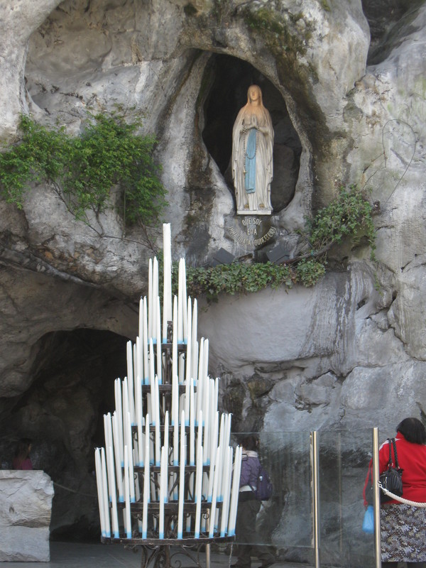 Lourdes-La grotte de Massabielle 