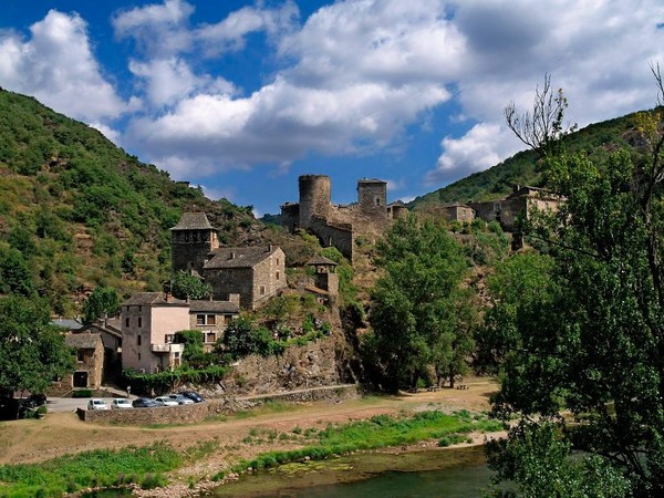 Beau village de Brousse-le-Château