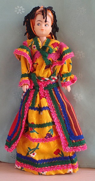 Poupée costume folklorique 