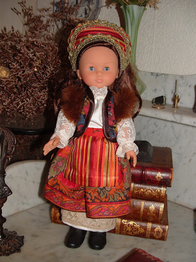 Poupée costume folklorique 