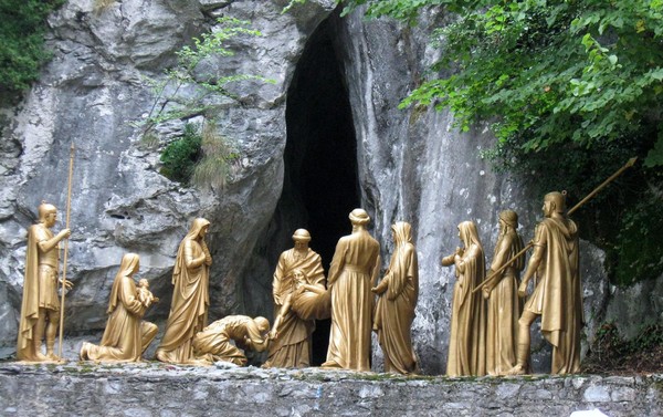 Le chemin de Croix  dans la montagne