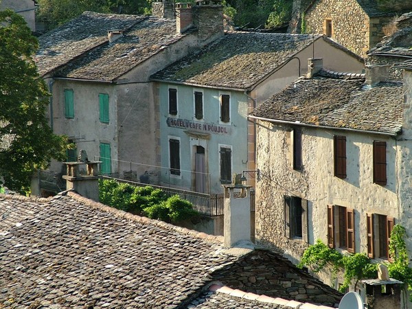 Beau village de Brousse-le-Château