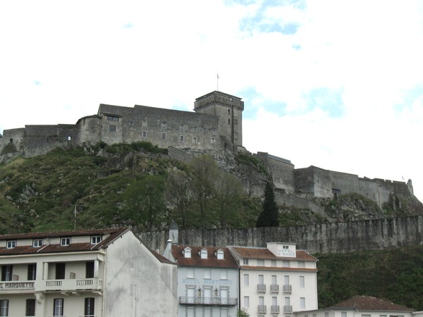  Le château fort et  le musée Pyrénéen de Lourdes